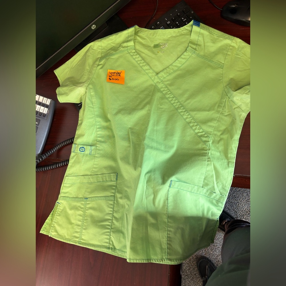 Wonder wink scrub top